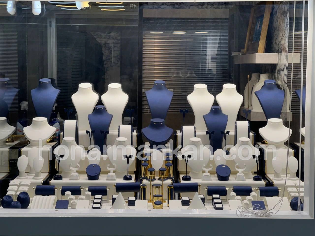 ویترین طلا فروشی امیرحسین صادقی بازیکن سابق استقلال